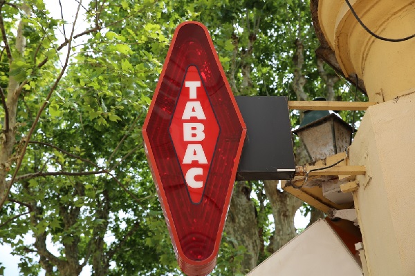 Enseigne tabac losange rouge.